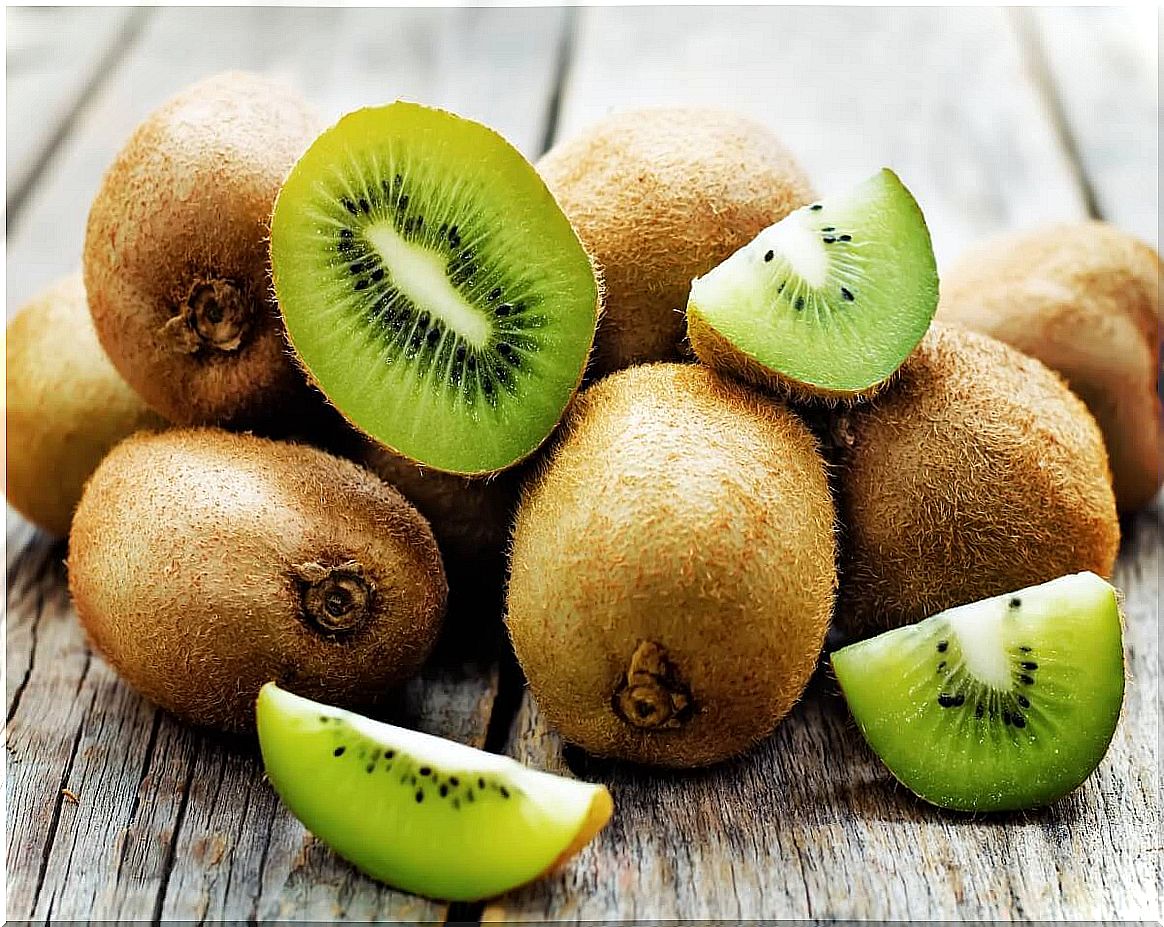 Some kiwis cut in half.